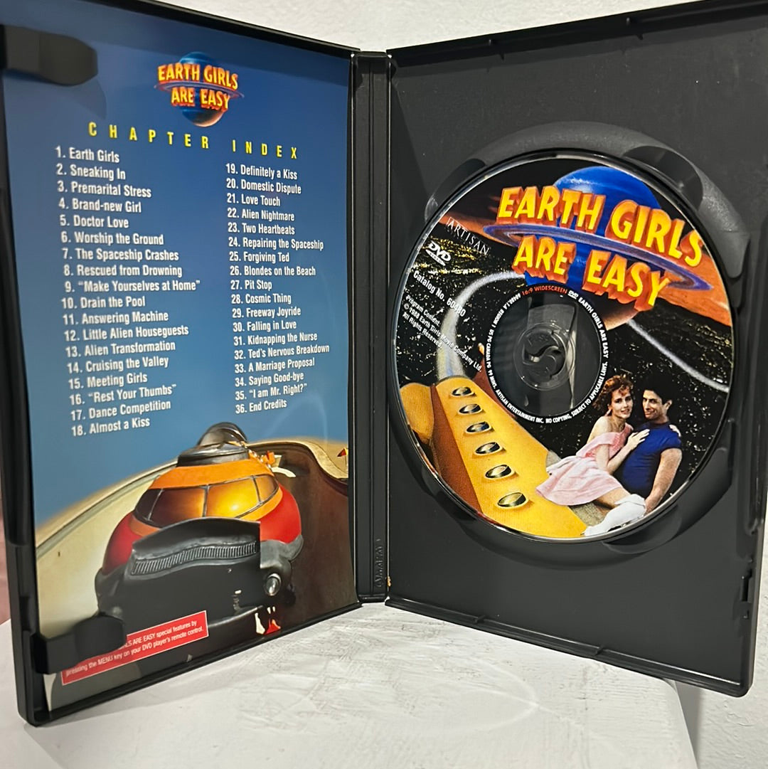 Earth Girls Are Easy (1988)