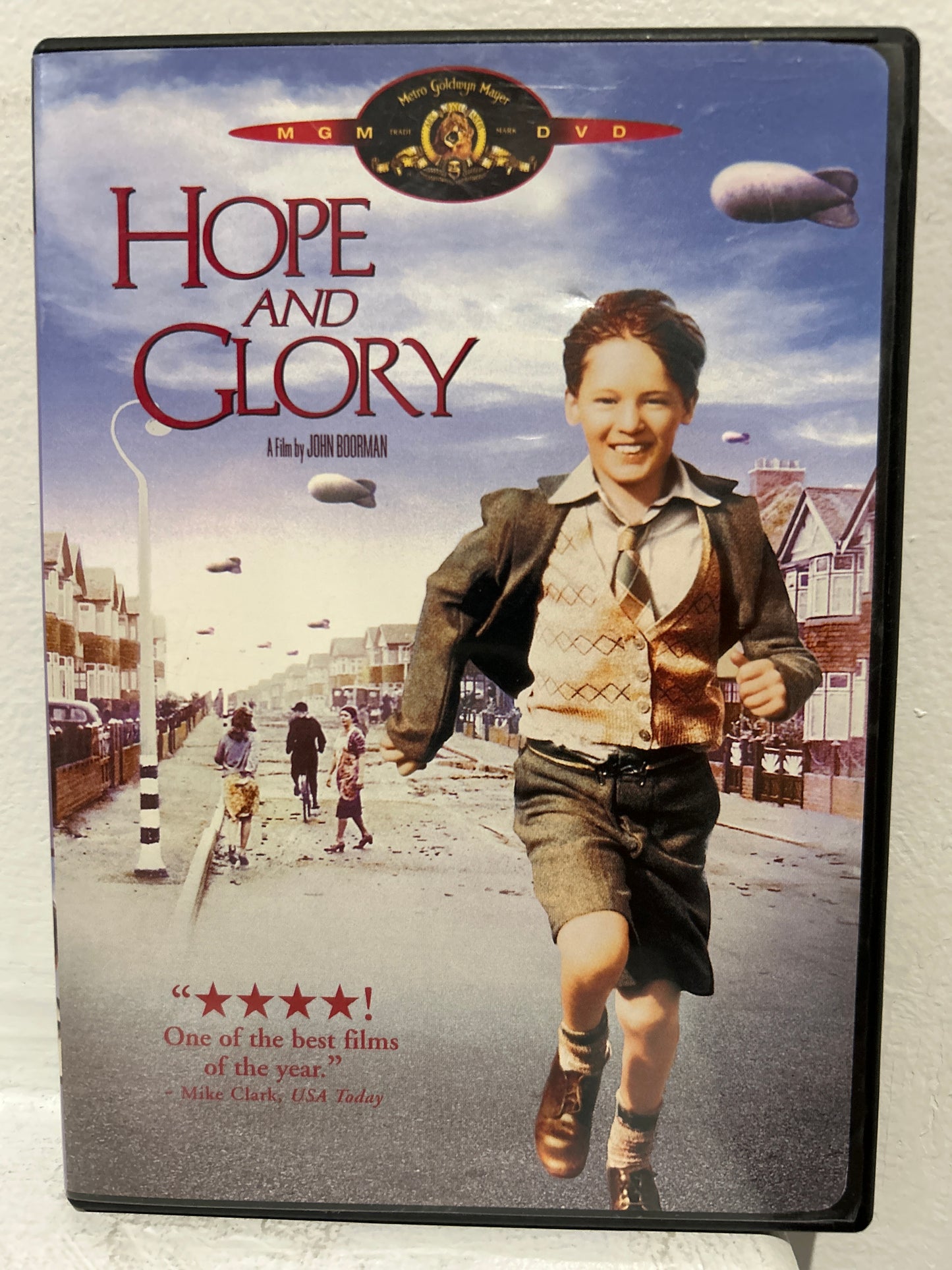 Hope and Glory (1987)